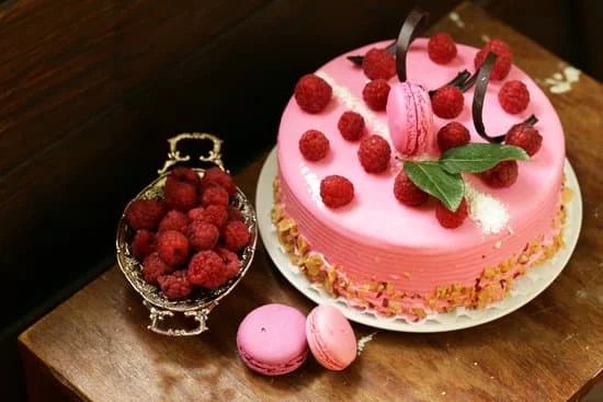 How to Make Fancy Cake Decorations 1 Step-by-step guide on how to make fancy cake decorations using various icing techniques