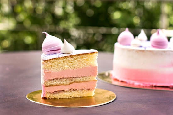 What Flowers Can Be Used to Decorate a Cake 7 Edible flowers like roses and violets can beautifully decorate a cake