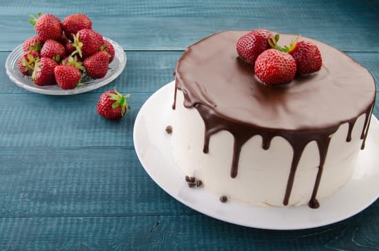 What Is a Coupler for Cake Decorating 5 Learn how a coupler for cake decorating simplifies icing tips changes in decorating process