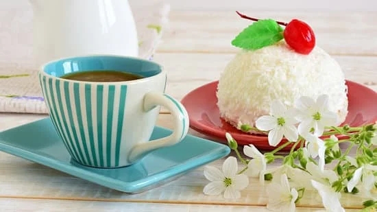 Step-by-step guide on how to use icing sugar for cake decorating