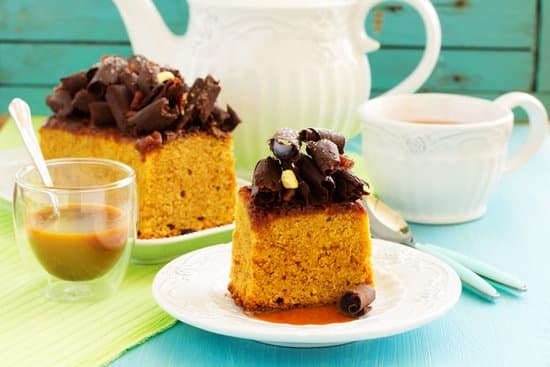 Step-by-step guide on creating white chocolate cake decorations