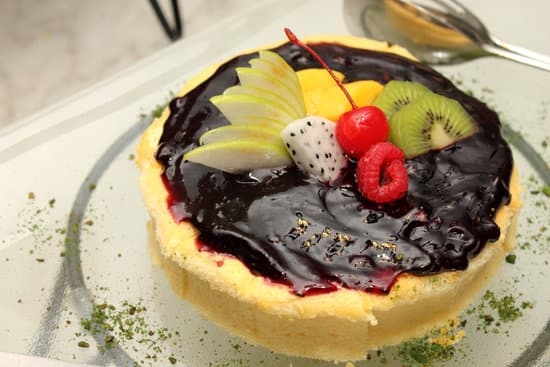 Step-by-step guide on how to make royal icing decorations for cake at home