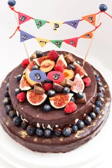 Beautiful bee-themed cake décor for summer celebrations