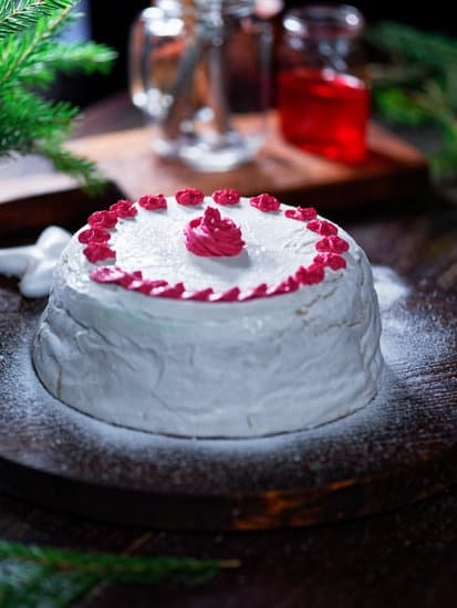 Expert Cake Decorating Tips inspired by Russian techniques for intricate designs and unique finishes