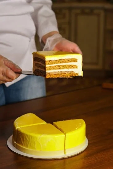 What to Use for Cake Decorating 7 WHAT TO USE FOR CAKE DECORATING - piping bags, fondant tools, icing tips