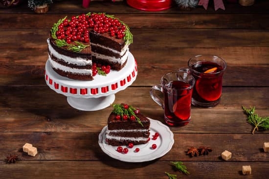 Easy Christmas cake decorating ideas for beginners with simple techniques and designs