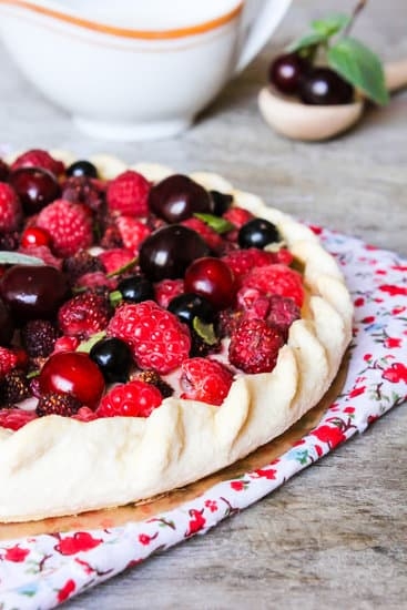 Delicious strawberry cake with creative decorating ideas for any occasion