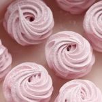 Creative cake decorating idea using Oreos for a delicious and eye-catching dessert presentation