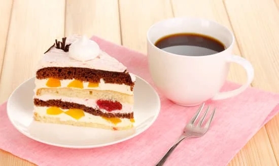 Cake Decor With Flowers 1 Delicate Cake Decor with Beautiful Flowers