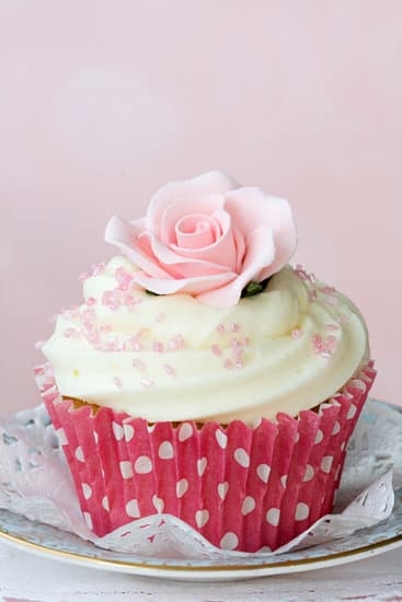 Rotating cake stand for easy decorating, perfect for intricate designs - Turntable for Cake Decorating