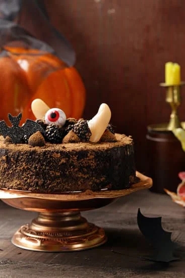 Easy Decorated Birthday Cake 9 Colorful sprinkles on a vanilla frosting covered cake for any celebration