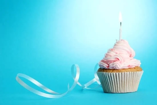 Stunning Cake Decorating with Fresh Flowers Adding Elegance to Your Sweet Creations