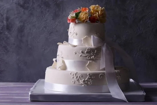 Sunflower Cake Decor 9 Vibrant sunflower cake decoration with yellow petals and green leaves for a summer-themed celebration