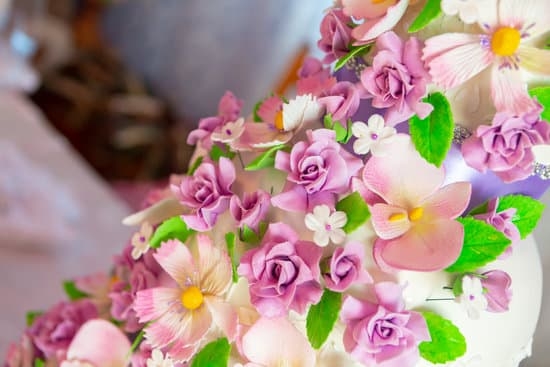 Vibrant bees for cake decorating, perfect for a sweet spring celebration