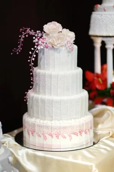 Gold Decorated Cakes 1 Exquisite gold decorated cakes perfect for elegant events and celebrations