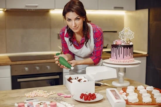 Step-by-step tutorials for beginners on how to decorate cakes with ease