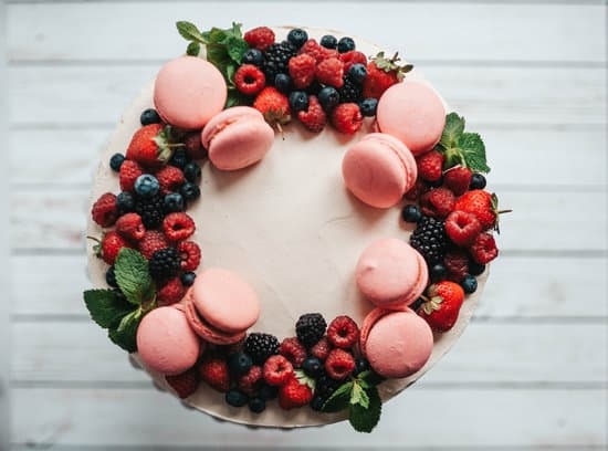 Cake Decorating Ideas for Chocolate Cake 1 Creative chocolate cake decorating ideas such as using ganache and edible flowers