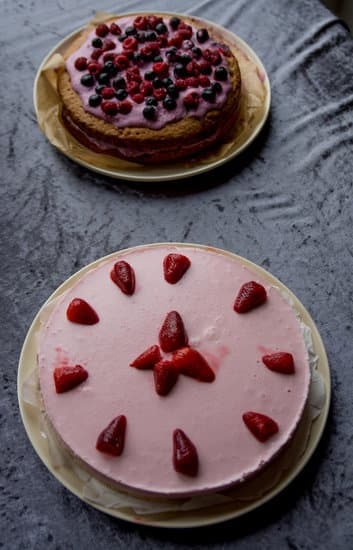 Easy Cake Decorations for Birthdays 1 Quick and fun ideas for EASY CAKE DECORATIONS FOR BIRTHDAYS using sprinkles, candles, and edible flowers