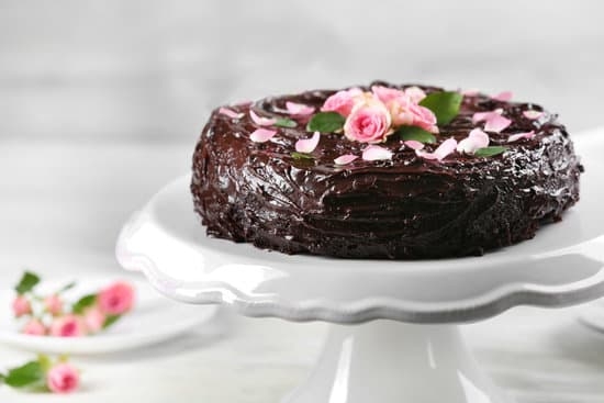 Football-themed cake decorating ideas for sports enthusiasts